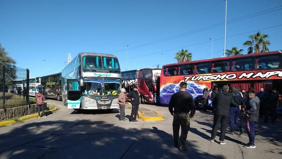 Operadores turísticos realizan una protesta en los ingresos a la Terminal de Mendoza, tras las nuevas restricciones por el coronavirus. Foto Mariana Villa.