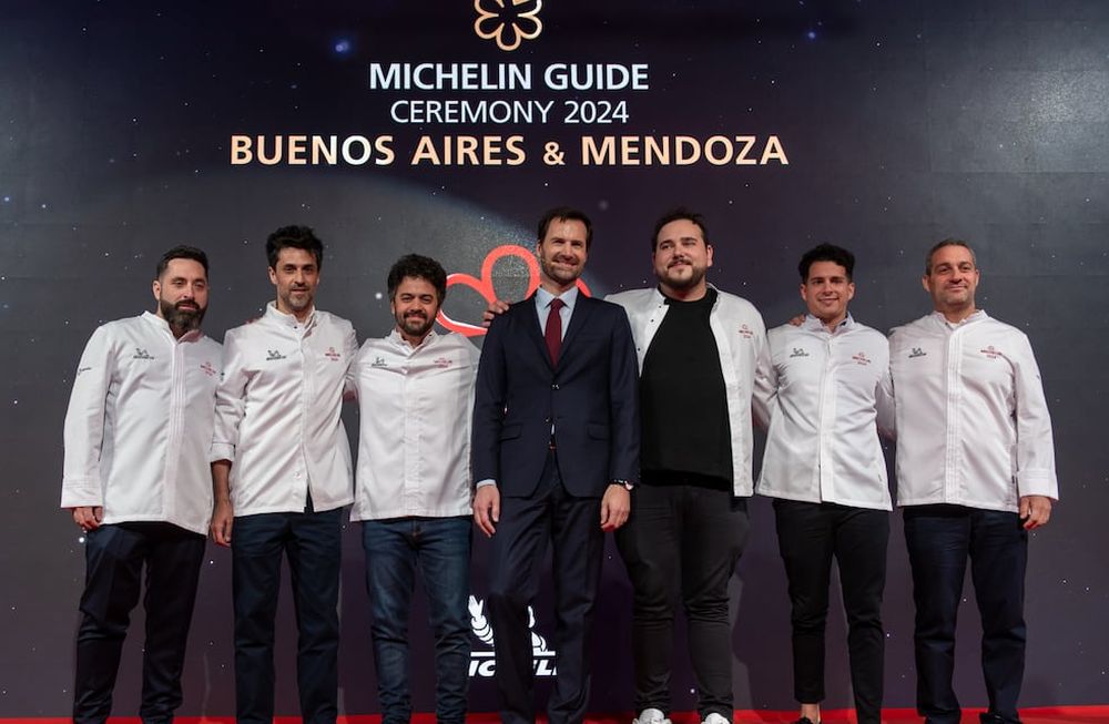 Los ganadores de una estrella Michelin Sebastián Weigandt (Azafrán), Guido Tassi (Don Julio, Buenos Aires), Iván Azar (Casa Vigil), Tomás Treschanski (Trescha, Buenos Aires), Augusto García (Zonda Cocina de Paisaje) y Mariano Gallego (Brindillas), junto a Gwendal Poullennec (director internacional de la Guía Michelin).