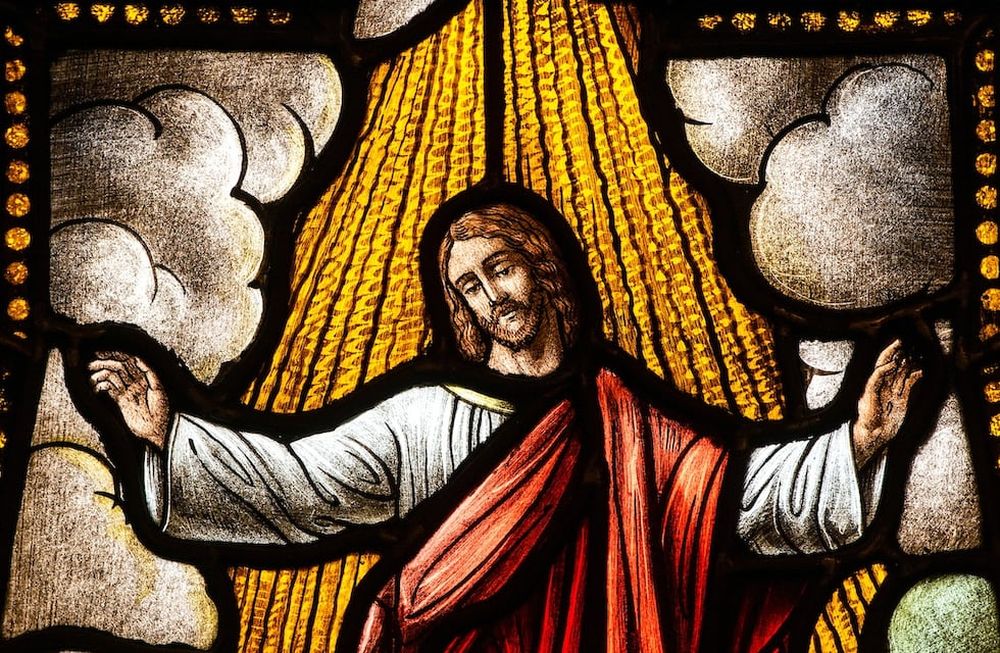 Jesús le dijo: “Déjame ya, porque todavía no he subido al Padre. Ve a decir a mis hermanos