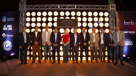 Gobernador y vicegornadora de Mendoza, junto a referentes de la actividad vitivinícola.