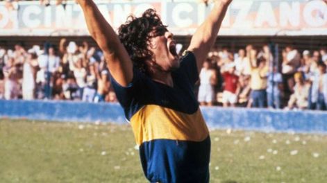 Maradona debutó en Boca con dos goles de penal y en una Bombonera colmada de gente para ver a la figura, que luego sería el mejor jugador de todos los tiempos.