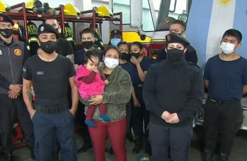 La madre agradeció a la bombera por auxiliar a su beba y confesó entre lágrimas que para ella “ya se había ido”. Foto: Gentileza / El Nacional de Matanza