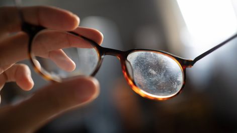 ¿Cómo limpiar los vidrios de los anteojos de la forma más práctica y muy sencilla?