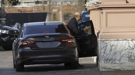 El ministro de Desregulación y Transformación del Estado, Federico Sturzenegger, ingresa a la Casa Rosada. Donde tendrá una runión con el presidente Javier Milei, en el Salón Eva Perón de la Casa Rosada.&nbsp;
