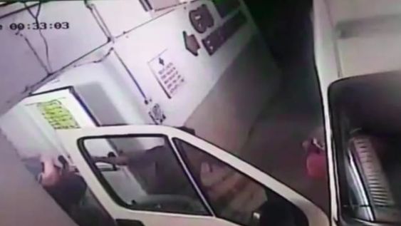 El hecho se registró anoche en la puerta de ese centro asistencial y la víctima fue identificada por los investigadores como Alejandro Vega