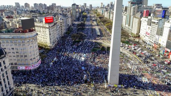 Las largas filas de autos coparon la avenida 9 de Julio a la altura del Obelisco. Otra vez en feriado, los porteños salieron a manifestar su desacuerdo con una amplia variedad de medidas del Gobierno. / Gentileza