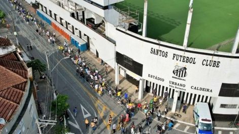 Cientos de fans despiden a Pelé, leyenda brasileña en el estadio de Santos.