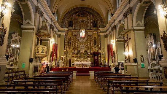 El imponente altar lleva en el centro la imagen de la Virgen del Carmen de Cuyo junto a las banderas de Perú, Chile y Argentina como símbolo de la libertad americana. | Foto: Ignacio Blanco / Los Andes