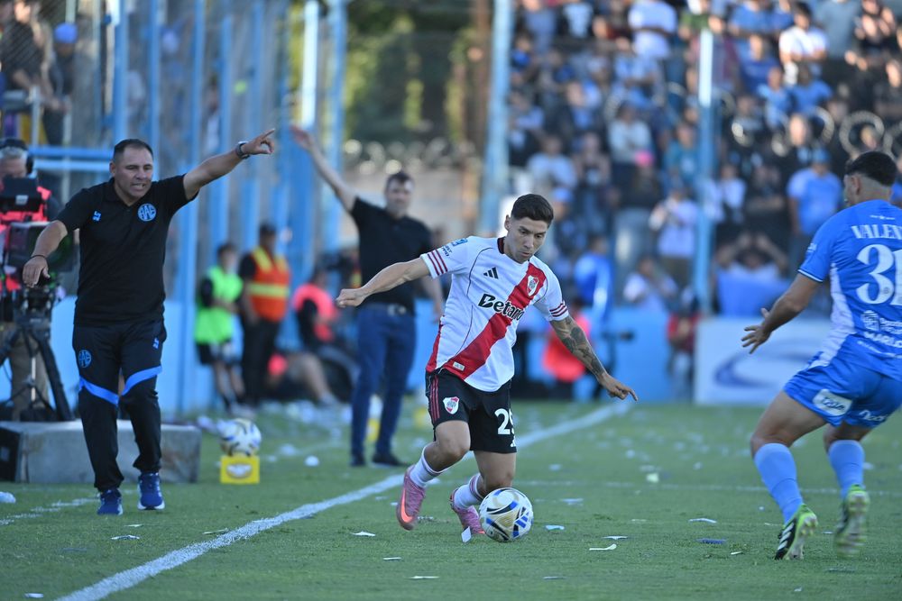 Gonzalo Montiel volvió a ser desequilibrante en River y abrió el juego desde el punto penal.