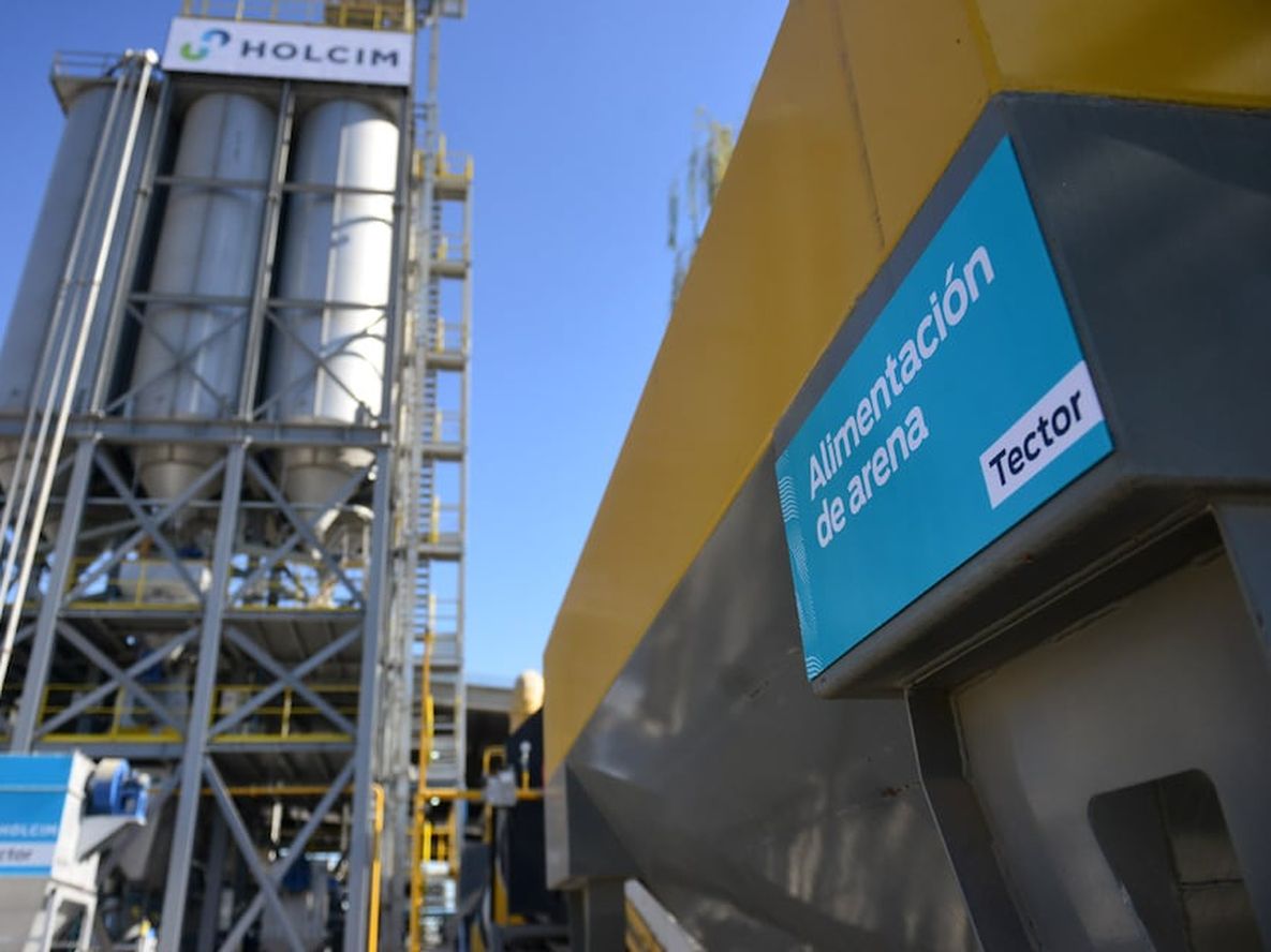 La fábrica de cemento Holcim inauguró en Malagueño una nueva línea de morteros.  (Nicolás Bravo / La Voz)