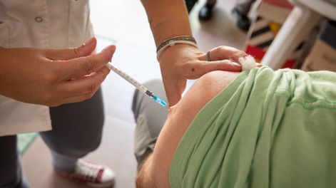 Los Andes | Aseguran que no faltan vacunas para el Covid en Mendoza: cómo accederLuego de la convocatoria de las autoridades sanitarias de mantener al día la aplicación de de dosis, advierten que que se debe ir a los centros habilitados y si responden que no hay, h