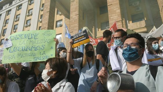 Con carteles y ollas, numerosos médicos, enfermeros, residentes y estudiantes se sumaron al paro y a la movilización del personal de salud para reclamarle al Gobierno de Mendoza una mejora salarial | Foto: Ignacio Blanco