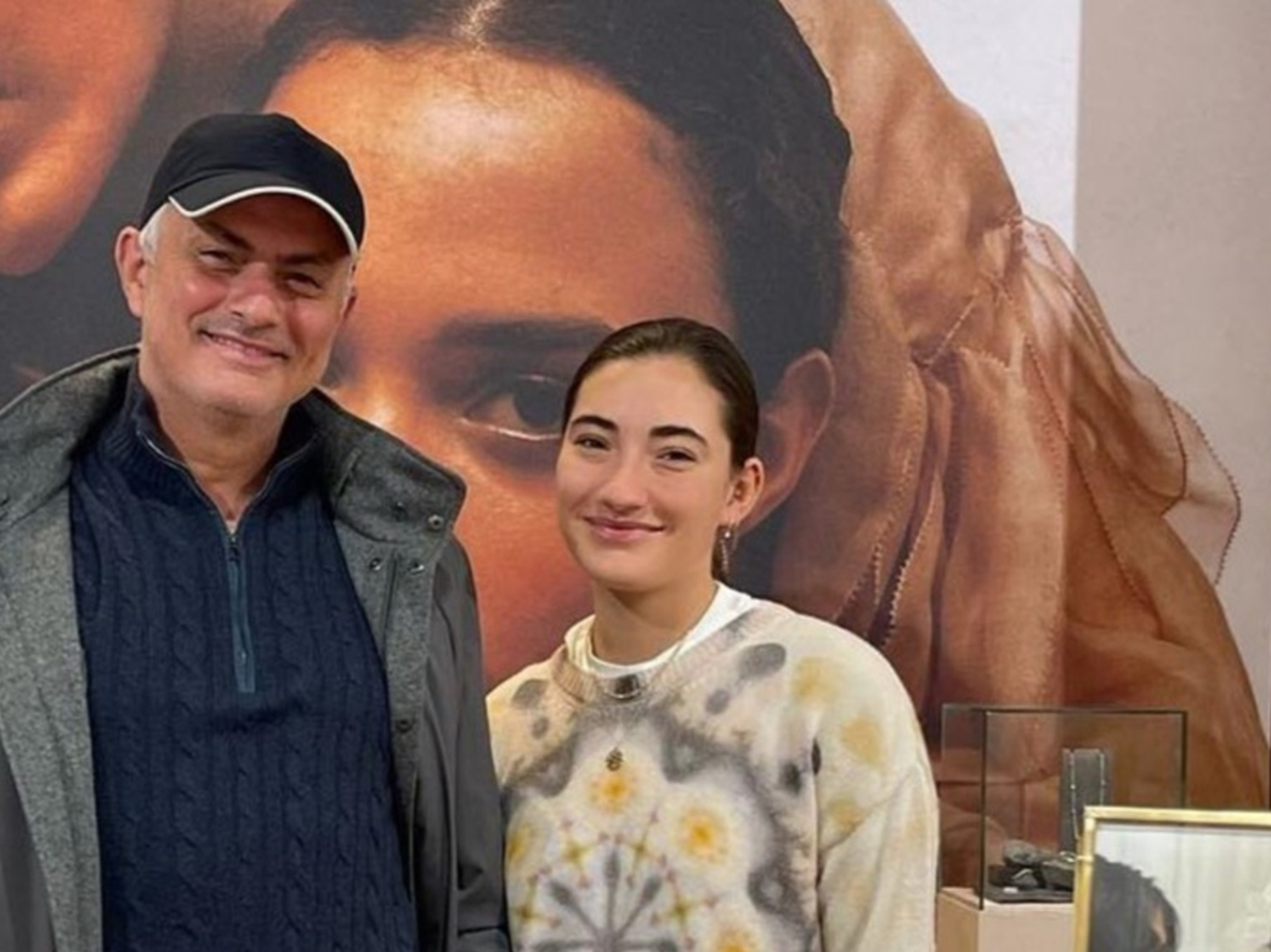 Matilde Mourinho junto a su padre, José Mourinho﻿, en su joyería.&nbsp;