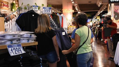 Los Andes | Centro. La reapertura de hoteles céntricos y su mayor ocupación ha generado mayor movimiento para los comerciantes. Foto: Mariana Villa / Los Andes.