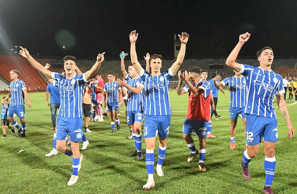 Los jóvenes del Tomba saludan a la gente una vez consumado el triunfo ante Colón de Santa Fe. / José Gutiérrez - Los Andes