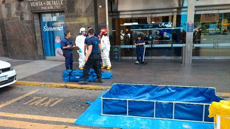 Derrame de un líquido espumoso en el shopping Abasto, en Ciudad de Buenos Aires.