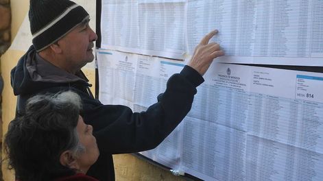 Los Andes | Elecciones provinciales PASO 2023 en la provincia de Mendoza. En la Escuela Leandro N Alem de Guaymallén, Los ciudadanos consultan el padrón para ingresar a emitir su voto. Foto: José Gutierrez / Los Andes