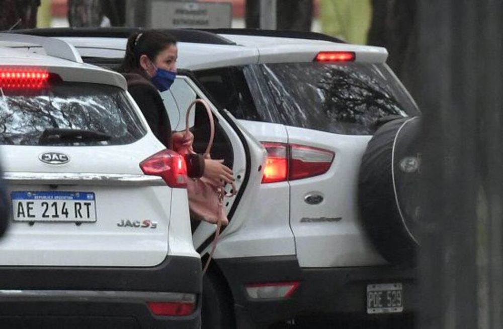 Cristina Castro, la mamá de Facundo, llegando al exEsma, donde se llevó a cabo la autopsia al cuerpo hallado la semana pasada.