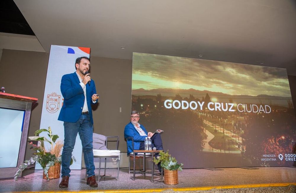 García Zalazar contó en Córdoba el ida y vuelta con la ciudadanía y cómo avanzar de un Estado digital a uno inteligente