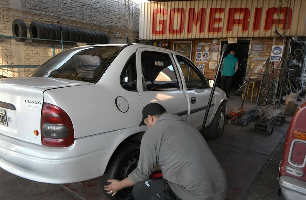 Varios trabajadores, a pesar de tener empleo, son considerados pobres porque no les alcanza el sueldo para gastos cotidianos. Foto ilustrativa: Orlando Pelichotti / Los Andes