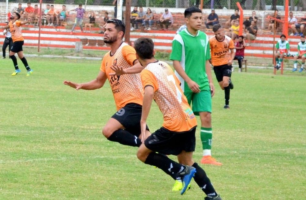 El interminable Dihué Campos festeja uno de los tres goles que convirtió en la aplastante victoria de Rivadavia sobre Banfield. / Gentileza Iván Bermúdez.