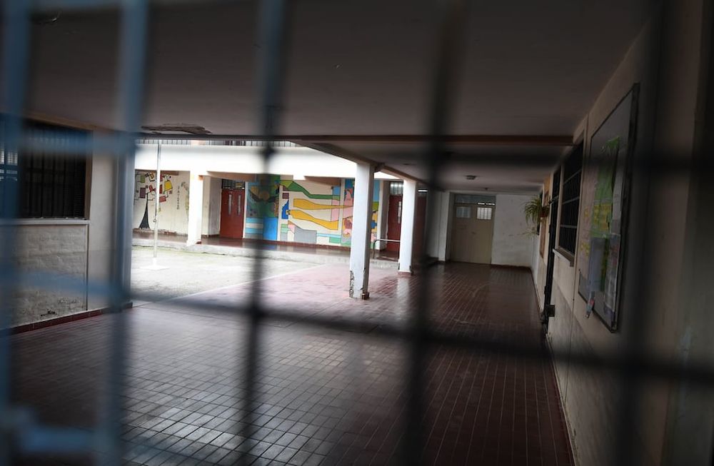 La escuela 4-157 Patria Grande del departamento de Las Heras, “está en obras desde mediados de febrero, desde la escuela han comentado que los obreros van poco por la falta de materiales para trabajar”.