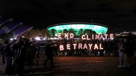 Terminen con la traición climática, una de las consignas de la Cumbre de las Naciones Unidas contra el Cambio Climático en Glasgow, Escocia. (AP)