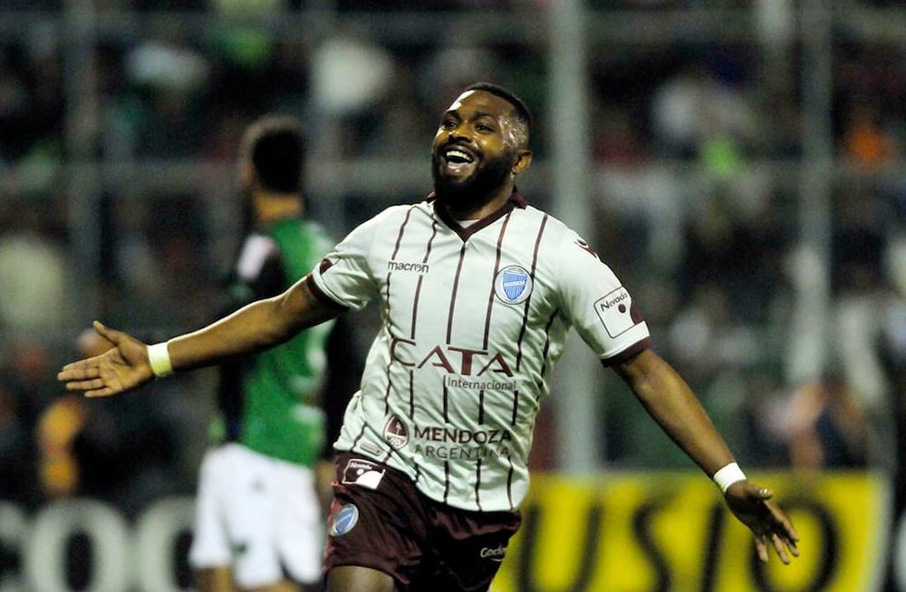 San Juan. 2017. En el estadio Hilario Sánchez de San Juan, Godoy Cruz Antonio Tomba le ganó 2-1 a San Martin de San Juan con goles del Morro Santiago García. Archivo - Los Andes