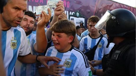Mas de 400 personas no pudieron ingresar por comprar entradas en reventa y eran falsas. / Gentileza.