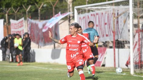 Triunfazo de Huracán Las Heras sobre Ferro de General Pico. / José Gutiérrez (Los Andes).