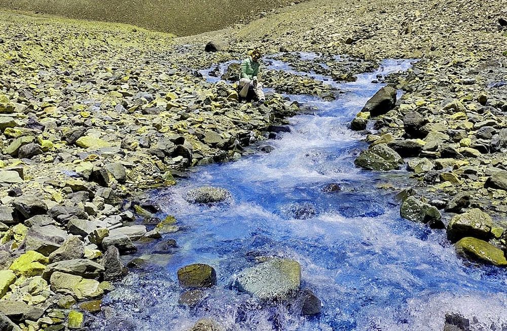 El Arroyo Turquesa es una curiosidad de los andes sanjuaninos, un lugar de belleza natural sugestiva y atípica que surge del deshielo del glaciar Caballito, en las alturas del imponente Cerro Mercedario. Foto: Sec. de Turismo de San Juan.