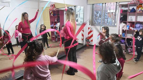 Bailarinas de distintas edades pulen sus dotes en flamenco, zumba y danza árabe, entre otros ritmos, que Gisella imparte con pasión. | Foto: José Gutiérrez / Los Andes