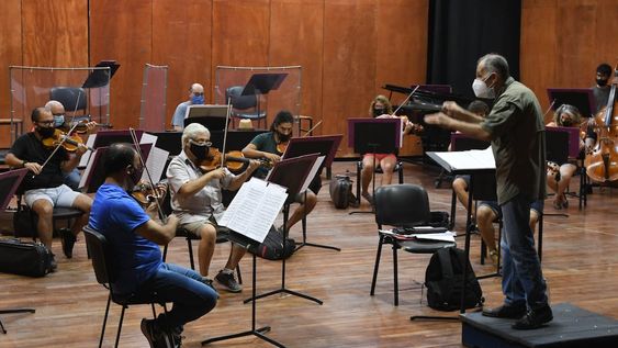 Ensayo de la Orquesta Sinfónica de la U.N. Cuyo, junto al director  Rodolfo Saglimbeni. Foto: José Gutierrez / Los Andes