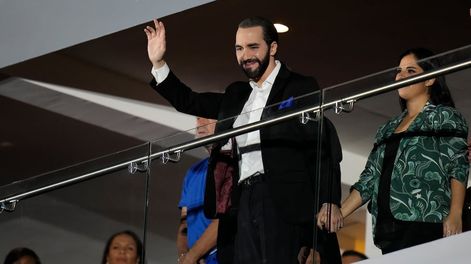 Los Andes | El presidente salvadoreño Nayib Bukele saluda durante la ceremonia inaugural de los Juegos Centroamericanos y del Caribe en San Salvador, el viernes 23 de junio de 2023. Su partido Nuevas Ideas anunció el lunes 26 de junio de 2023 que Bukele se inscribió