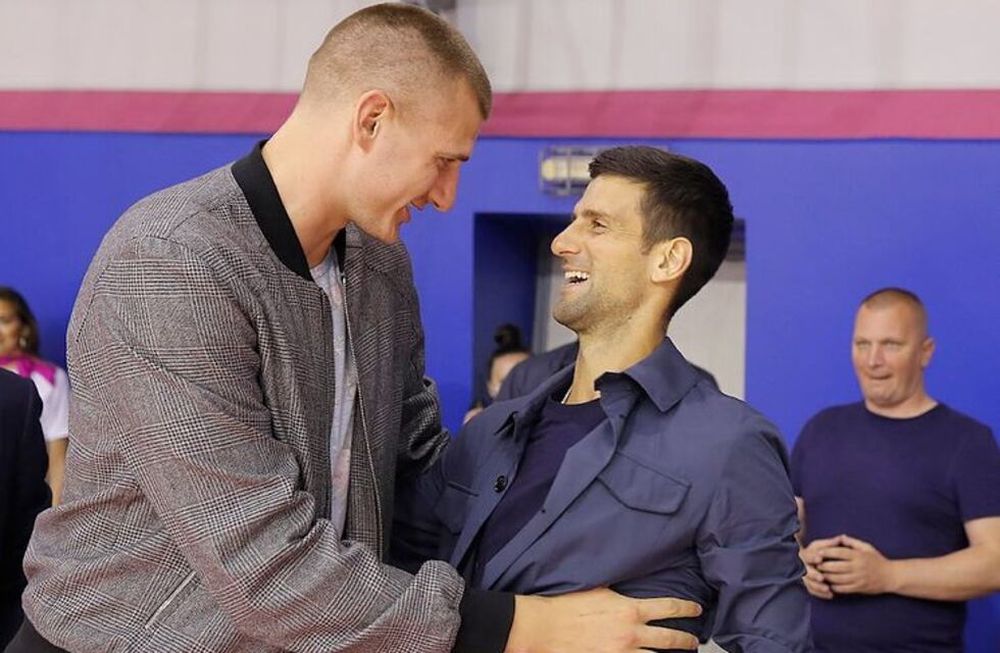 El pívot Nikola Jokic, estrella de los Denver Nuggets de la NBA, dio positivo en un control de coronavirus la semana pasada en Serbia y su regreso para preparar la reanudación de la temporada se ha retrasado, informó este martes la cadena ESPN.