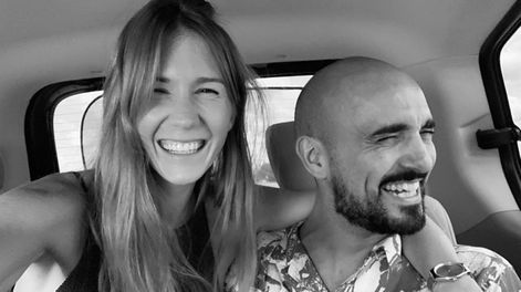 asi viven abel pintos y mora calabrese en su refugio de resistencia: obras de arte y cocina moderna