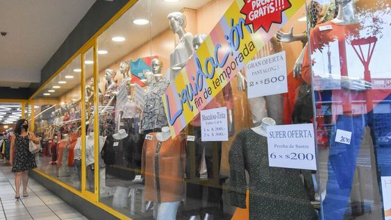 A los aumentos directos en la indumentaria se le suman subas en los impuestos, tasas con incrementos del 50% y deudas  por los préstamos que tomaron en 2020. Foto: Mariana Villa / Los Andes.