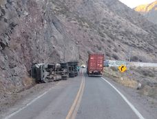 Vuelco de camión en Alta Montaña