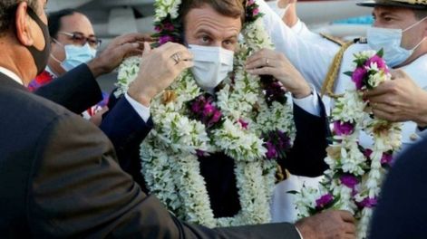 Macron acumuló tantos collares que finalmente necesitó la ayuda de sus guardaespaldas porque se había quedado “enredado. Foto: Gentileza