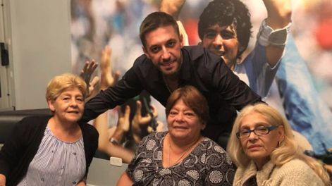 Matías Morla con Kitty, Ana y Lili, las hermanas de Maradona