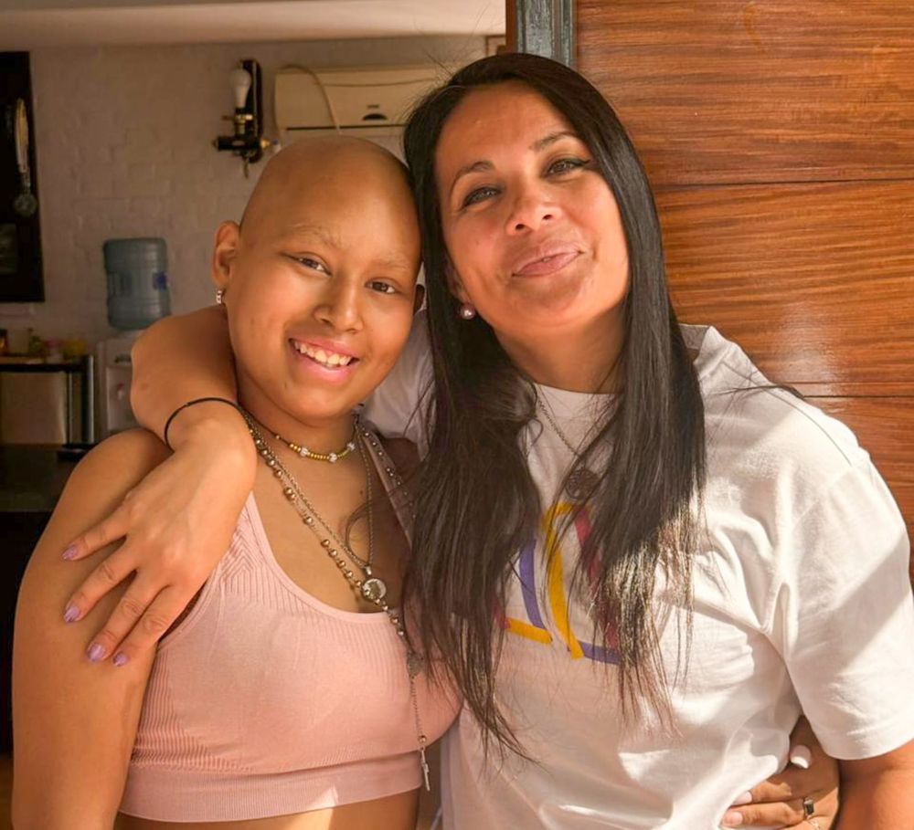 Iris, de 14 años, junto a Mercedes Carrión. Se prepara para viajar a Córdoba para recibir su trasplante de médula ósea.