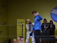 Franco Colapinto saluda a la gente en la previa a su Road Show en Palermo. Franco Colapinto saluda a la gente en la previa a su Road Show en Palermo.