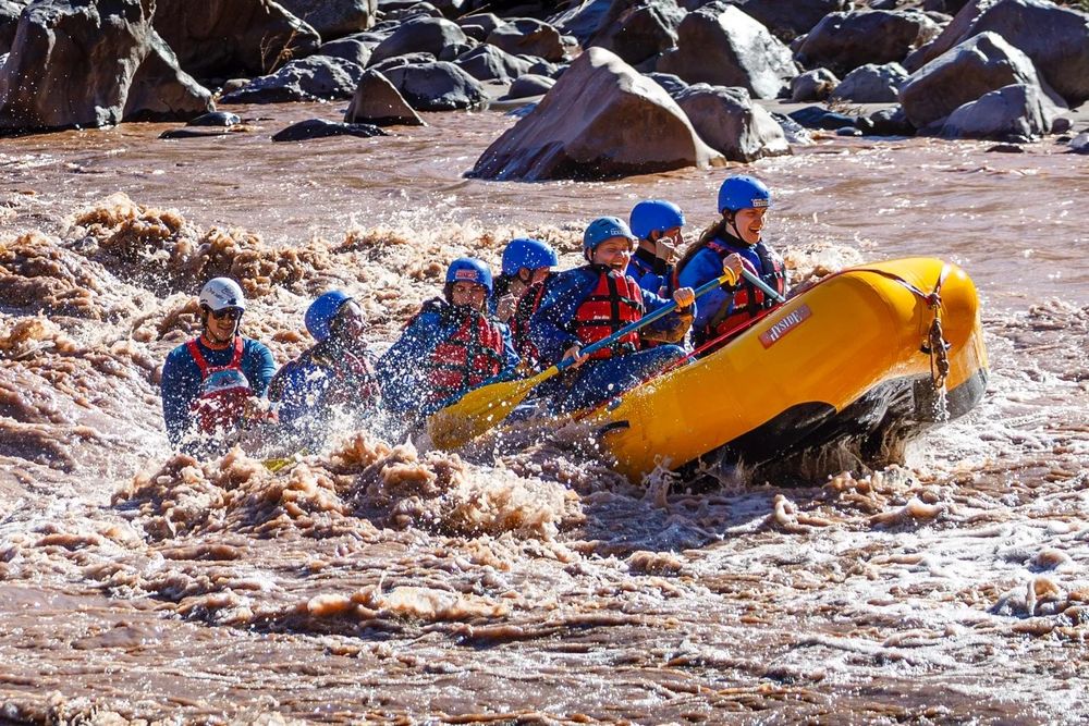 Argentina Rafting Expediciones tiene salidas diarias en el río Mendoza con guías profesionales y opciones durante todo el año.