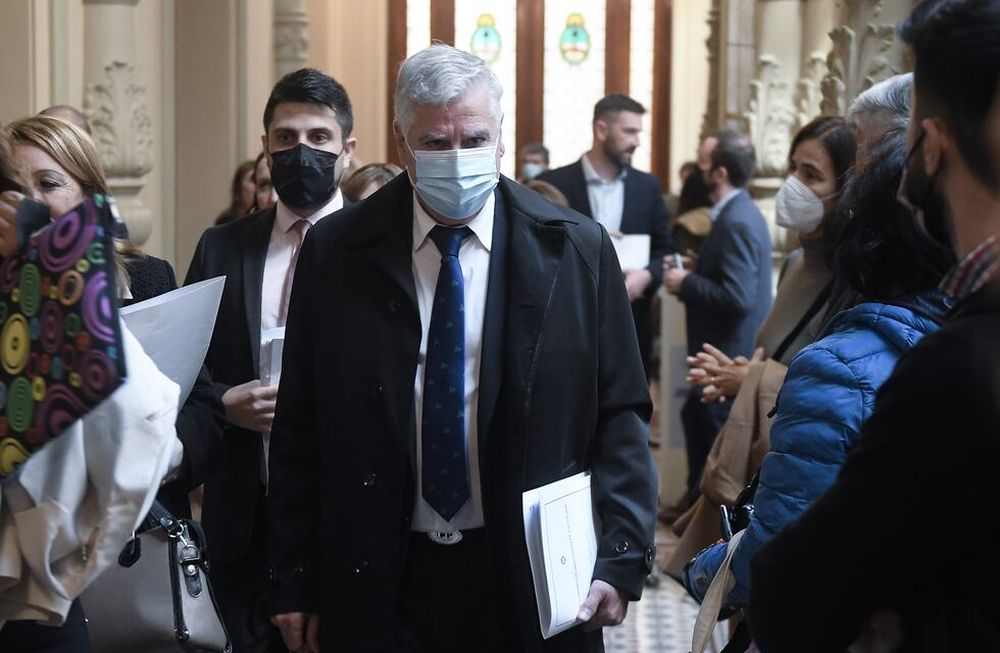 El jefe del bloque de diputados de Córdoba Federal, Carlos Gutiérrez con la propuesta de aumenta el corte en el combustible (Foto: Federico López Claro)