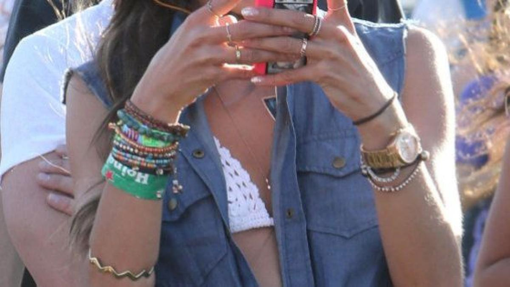Según la psicología, hay significados detrás de llenarse la muñeca de pulseras.