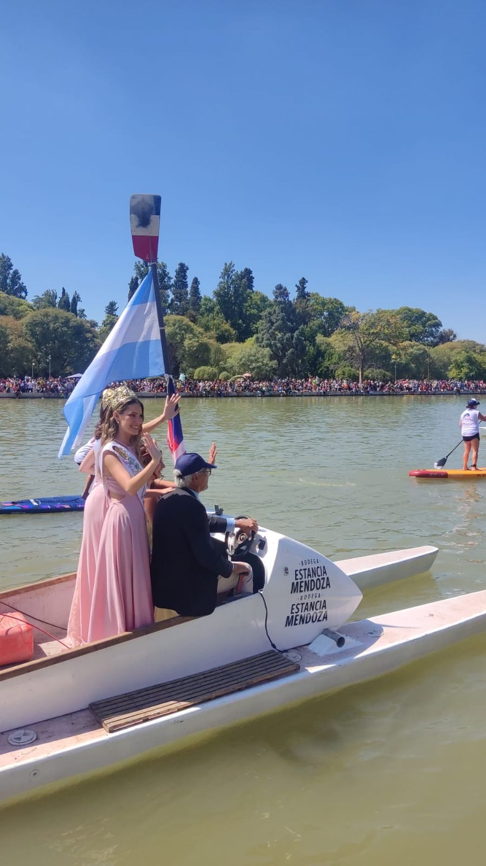 Helicópteros de la Fuerza Aérea Argentina realizaron maniobras de rescate y simulación de recuperación de un piloto eyectado sobre el lago del Parque San Martín.    