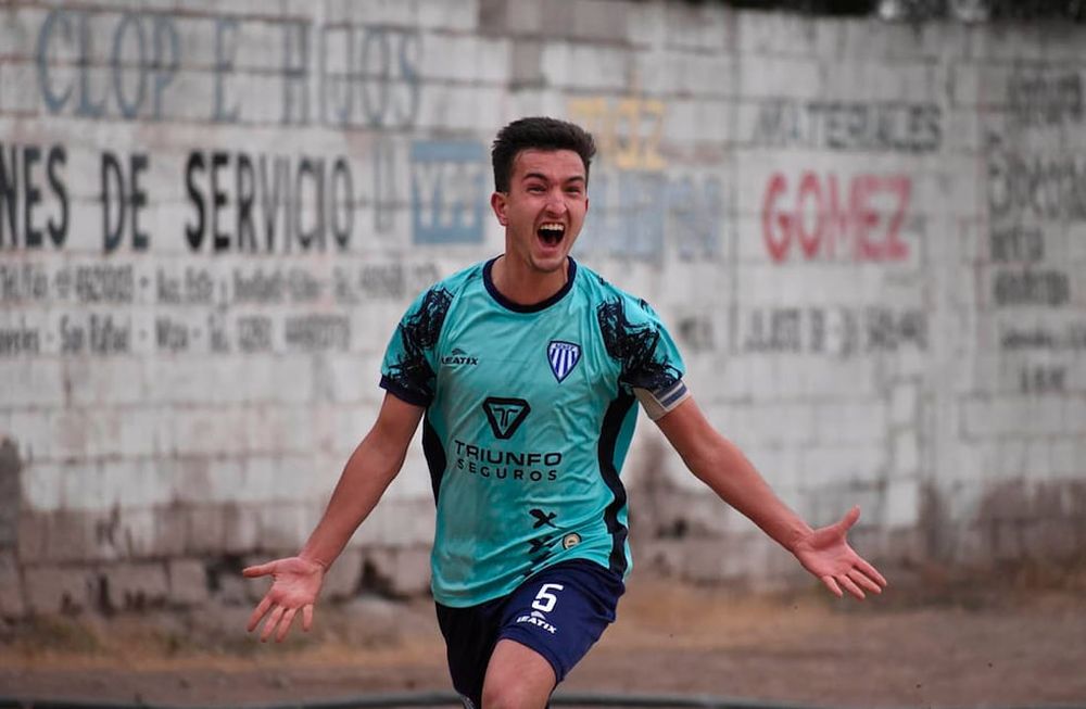 ¡Gritalo, pibe! Juan Cruz Perruzi, volante central de Chacras, festeja con alma y vida el tanto de la victoria 2 a 1 de su equipo frente a Montecaseros. Ahora enfrentará a Tres Acequias de Medrano, que eliminó a Beltrán. Foto: Tomás Winterstteter.