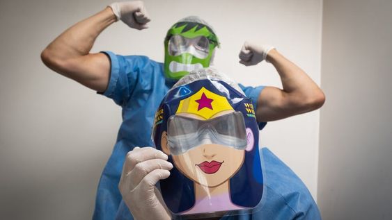 Los kinesiologos Noelia Sanchez (Mujer Maravilla) y Gonzalo Barroso (increible Hulk) atienden a los niños que llegan al hospital con sintomas de coronavirus. Ignacio Blanco / Los Andes