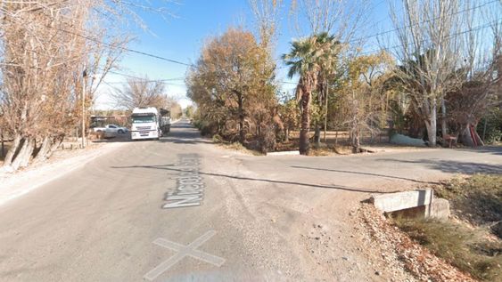 Tragedia en Maipú: un motociclista murió tras chocar contra un árbol y caer a una acequia.