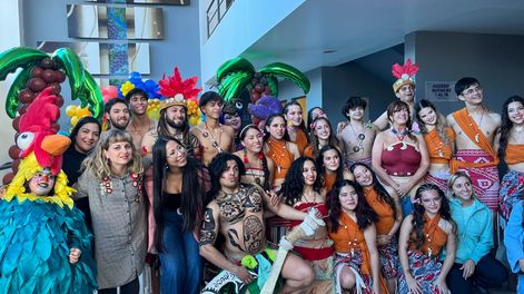 Tunuyán: elenco municipal de la obra teatral La leyenda de Tefiti luego de la primer función distendida.